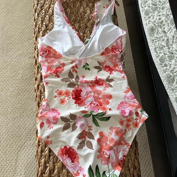 CUPSHE one piece swimming suit. - Picture 3 of 3